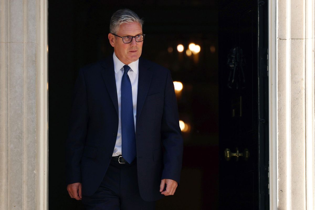 Starmer fa l’ultrà della remigrazione. «I clandestini tornano in Francia»