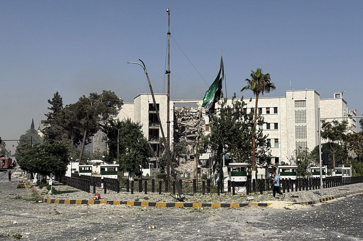 Israele bombarda Damasco dopo gli scontri a Suwayda: «Difendiamo i drusi»