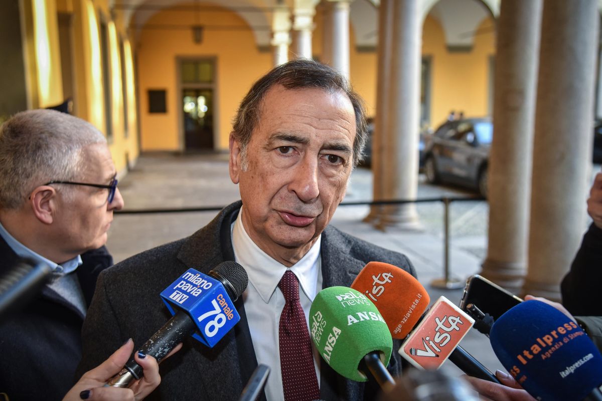 Un mattone cade in testa a Sala