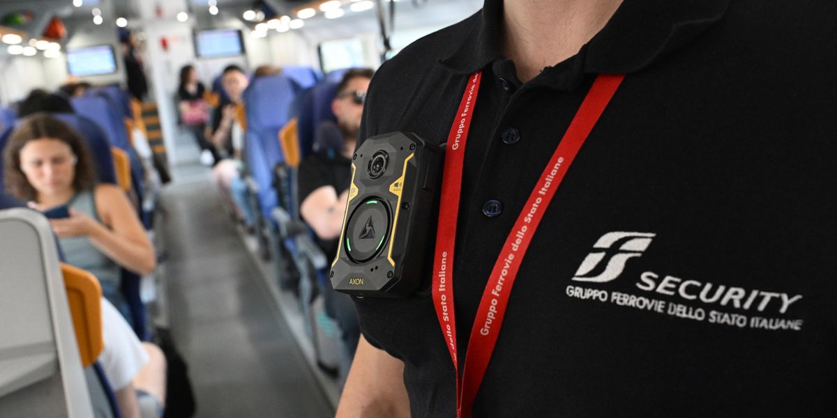 Treni in balia delle orde di stranieri. Accoltellato per rapina nel Milanese Treni in balia delle orde di stranieri. Accoltellato per rapina nel Milanese