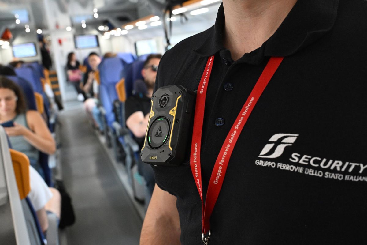 Treni in balia delle orde di stranieri. Accoltellato per rapina nel Milanese