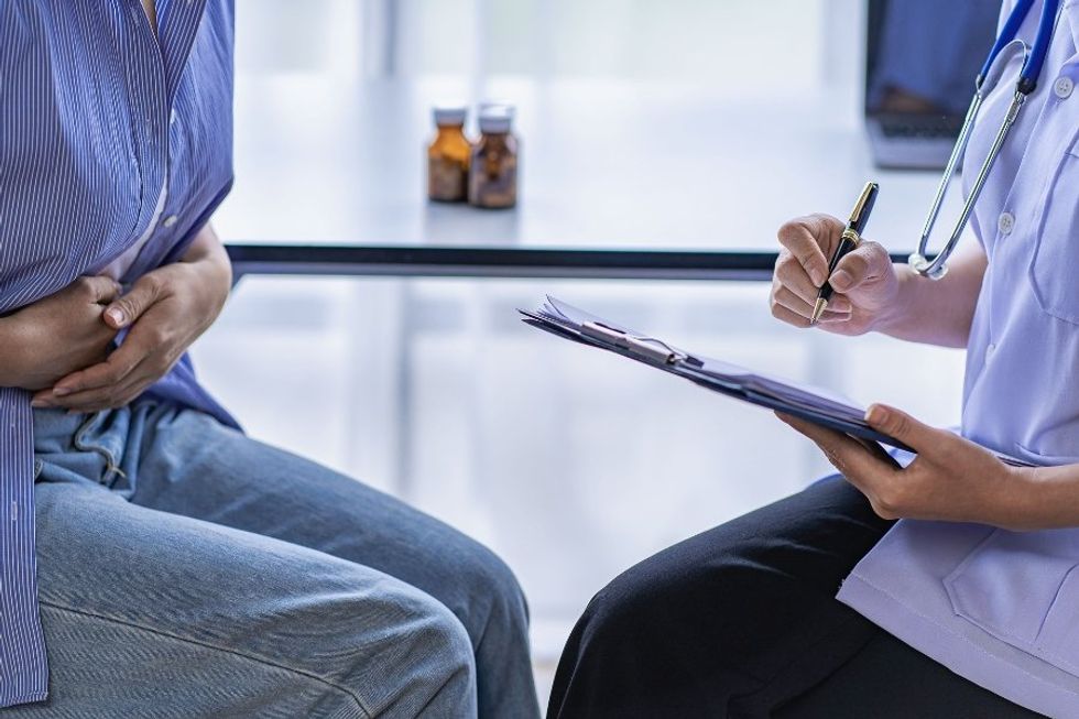 woman at the doctor with abdominal pain