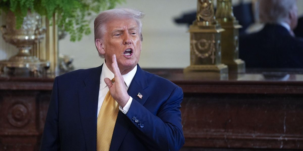 trump guarda alla libia