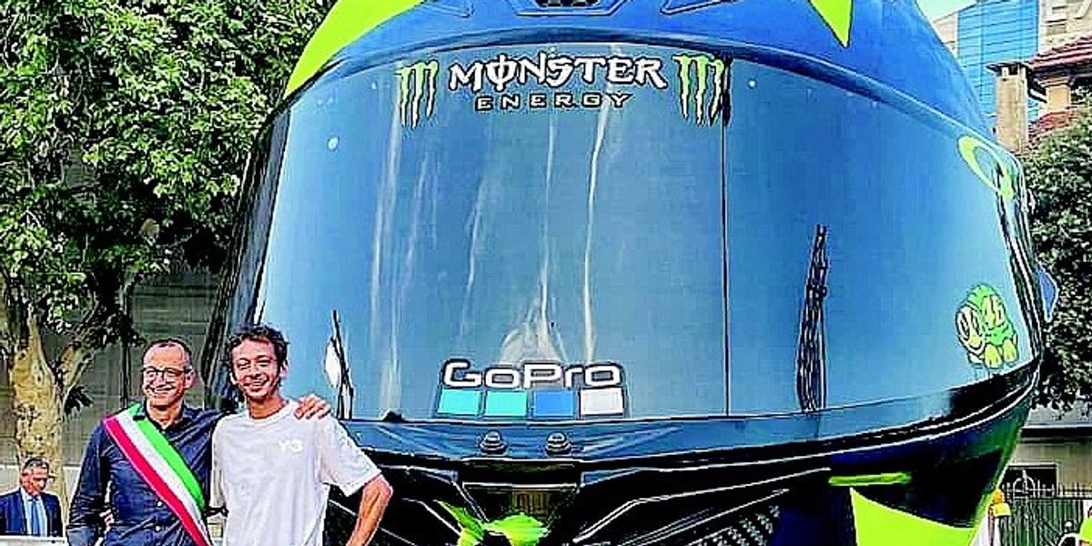 Ricci rischia di finire travolto dal «cascone» di Valentino Rossi Ricci rischia di finire travolto dal «cascone» di Valentino Rossi