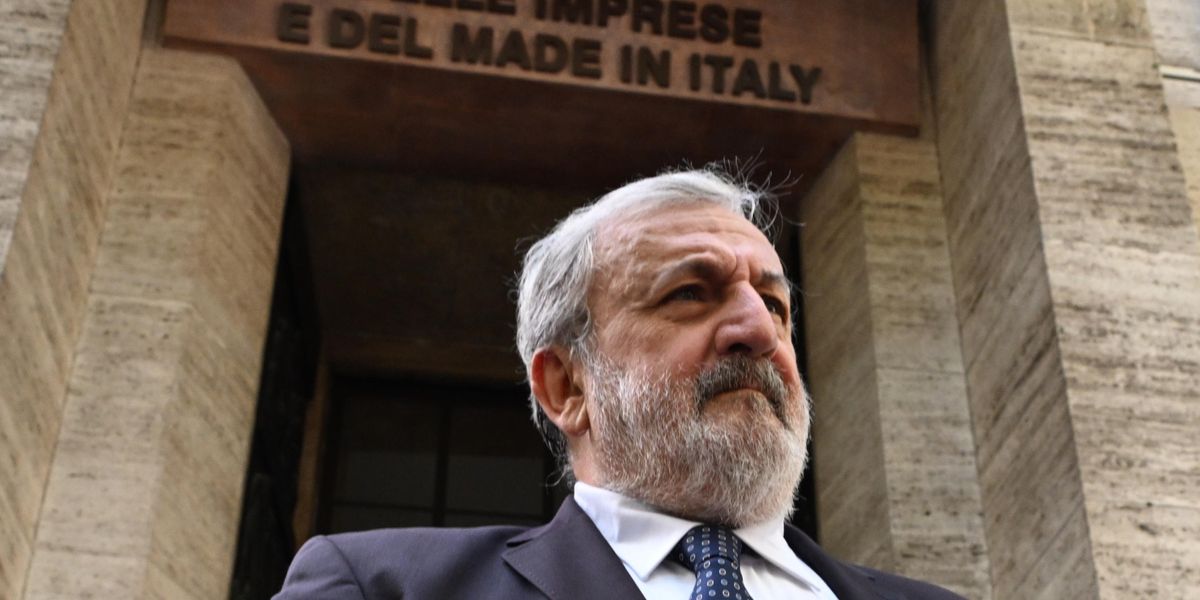 Emiliano come Berlusconi: legnate ai giudici Emiliano come Berlusconi: legnate ai giudici