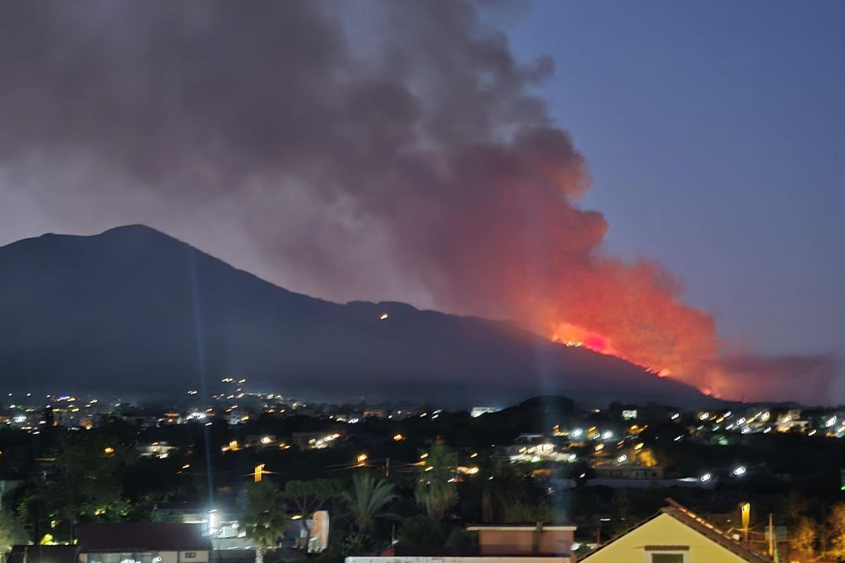 Colture in fumo sul Vesuvio. L’Etna erutta, voli a rischio