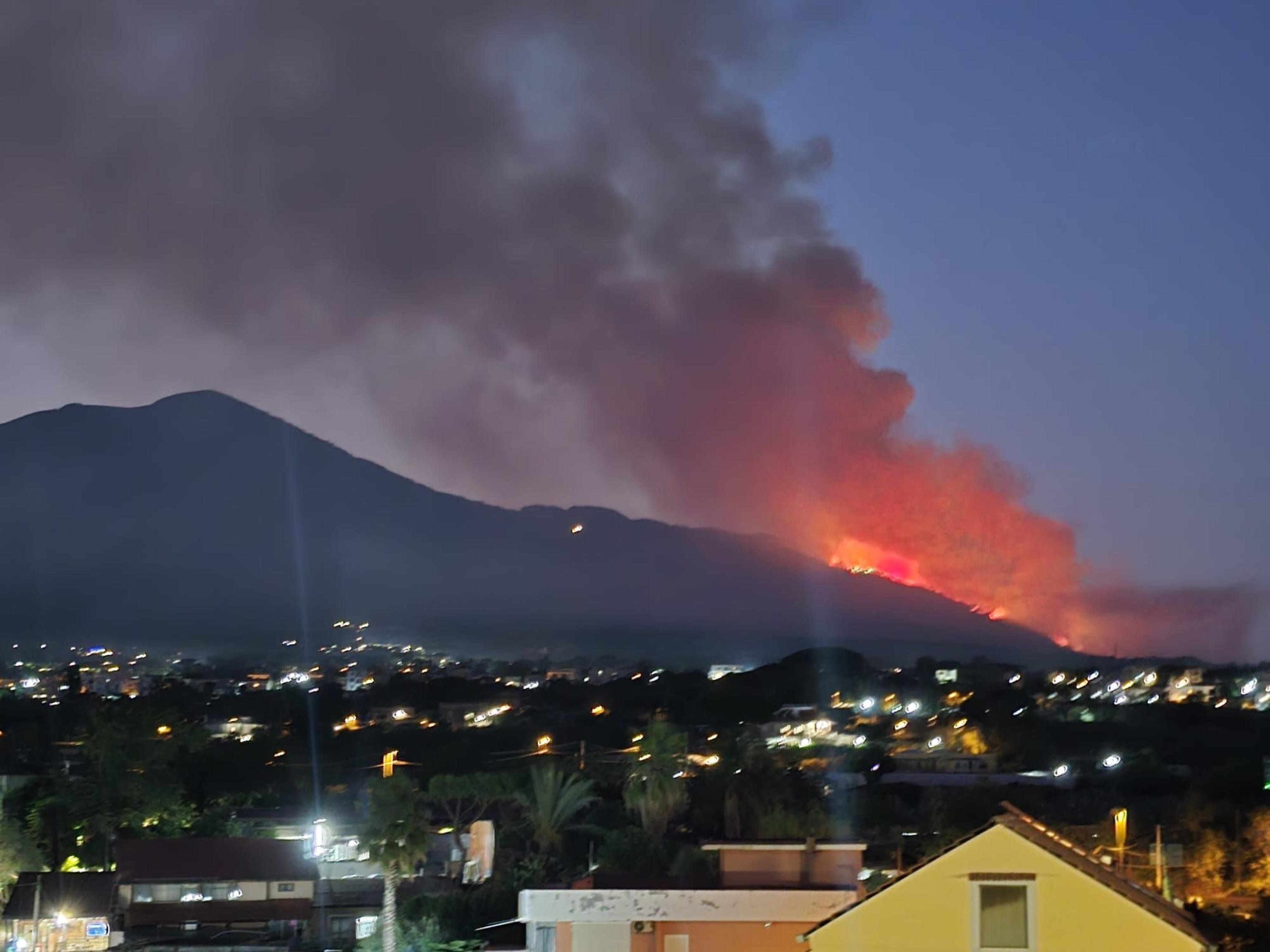 Colture in fumo sul Vesuvio. L’Etna erutta, voli a rischio