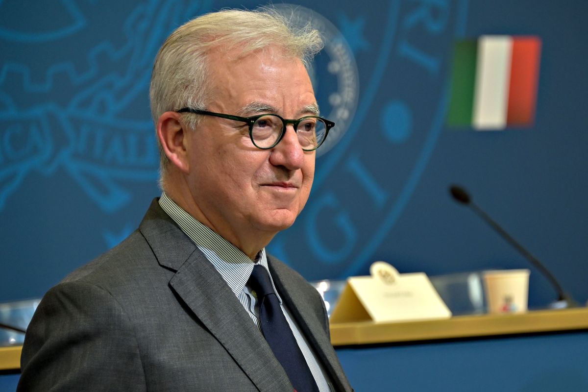 Mantovano gli tolse i voli di Stato. Lui lo indaga per l’aereo di Almasri