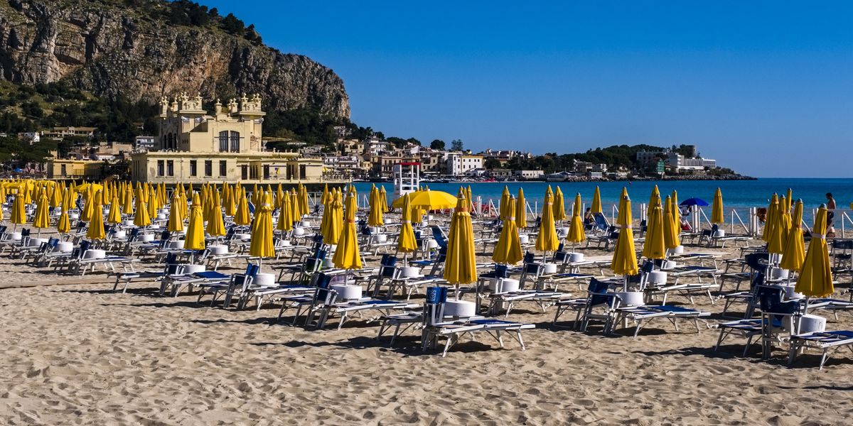 La favola delle «spiagge deserte» serve a farci digerire la Bolkestein La favola delle «spiagge deserte» serve a farci digerire la Bolkestein
