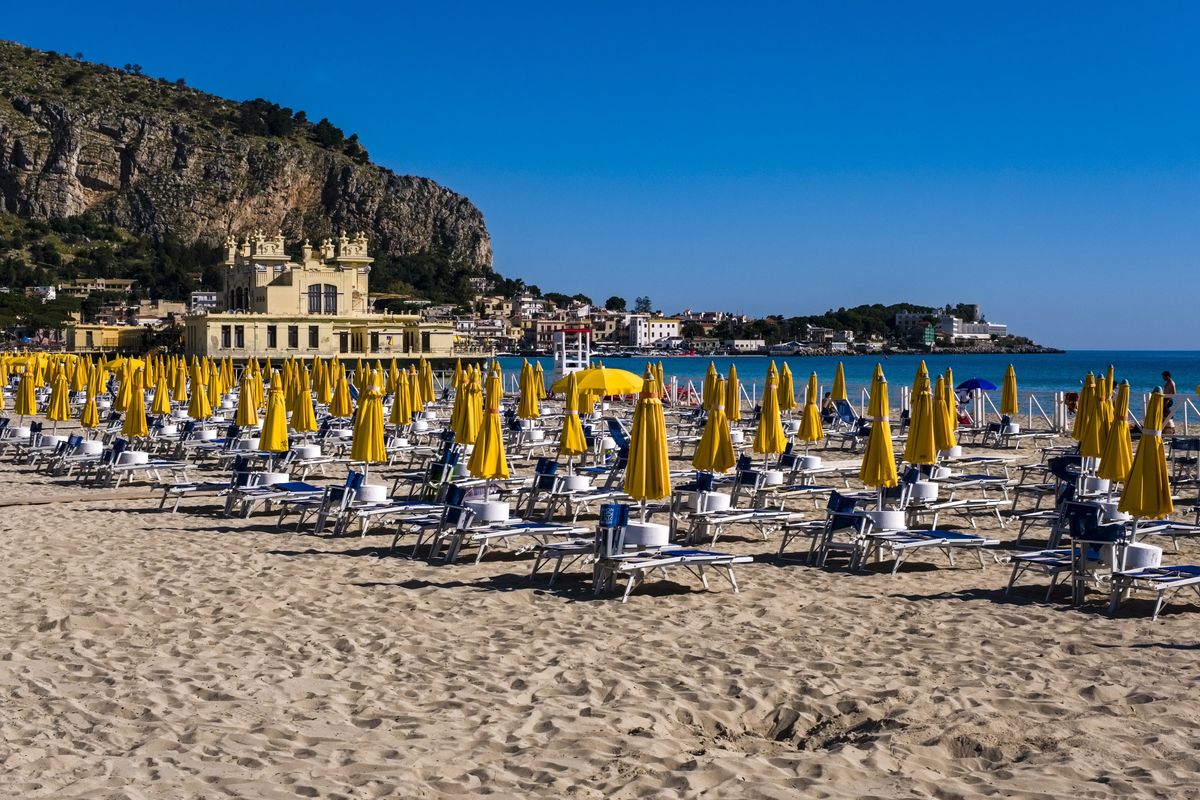 La favola delle «spiagge deserte» serve a farci digerire la Bolkestein