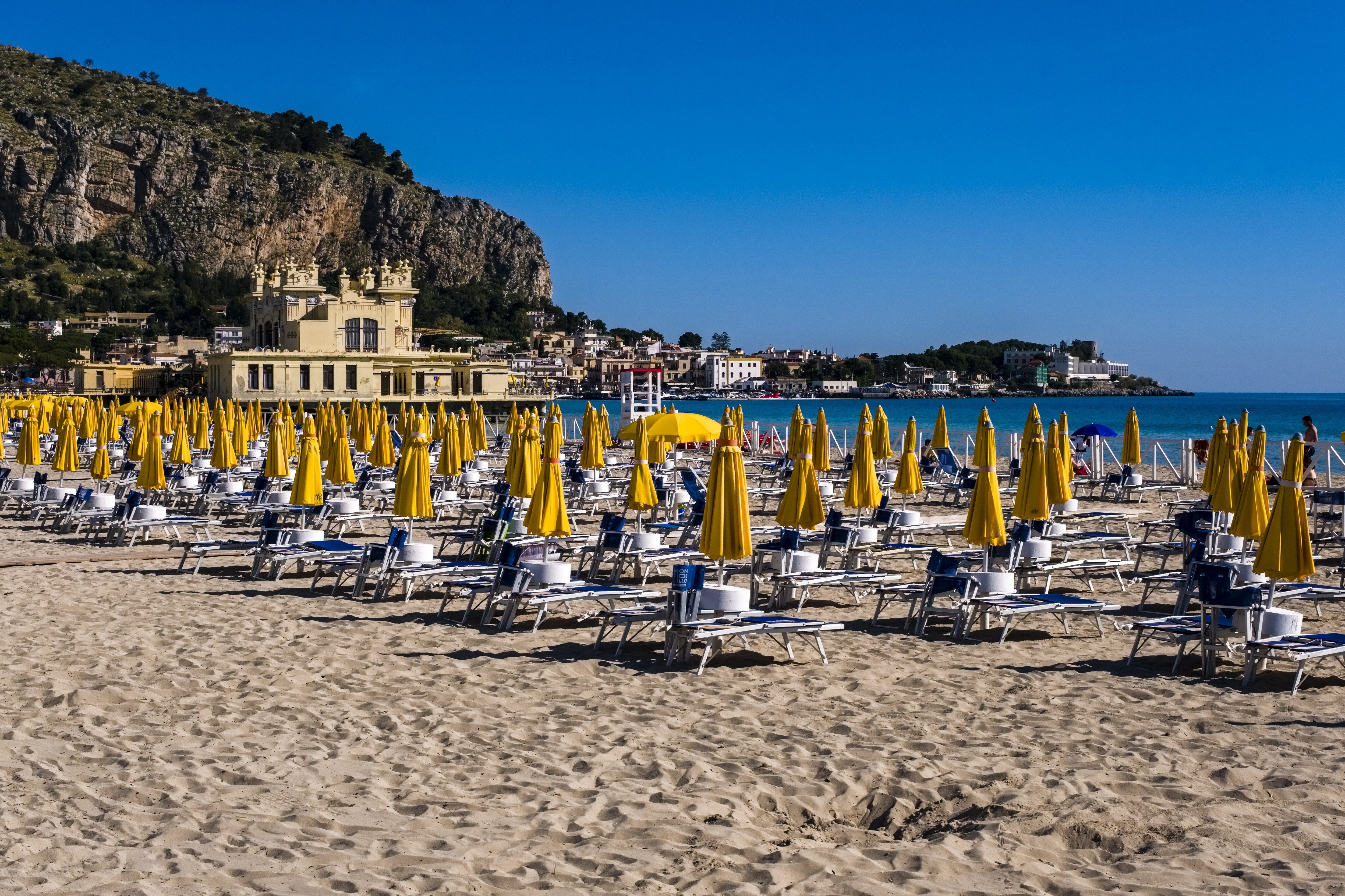 La favola delle «spiagge deserte» serve a farci digerire la Bolkestein