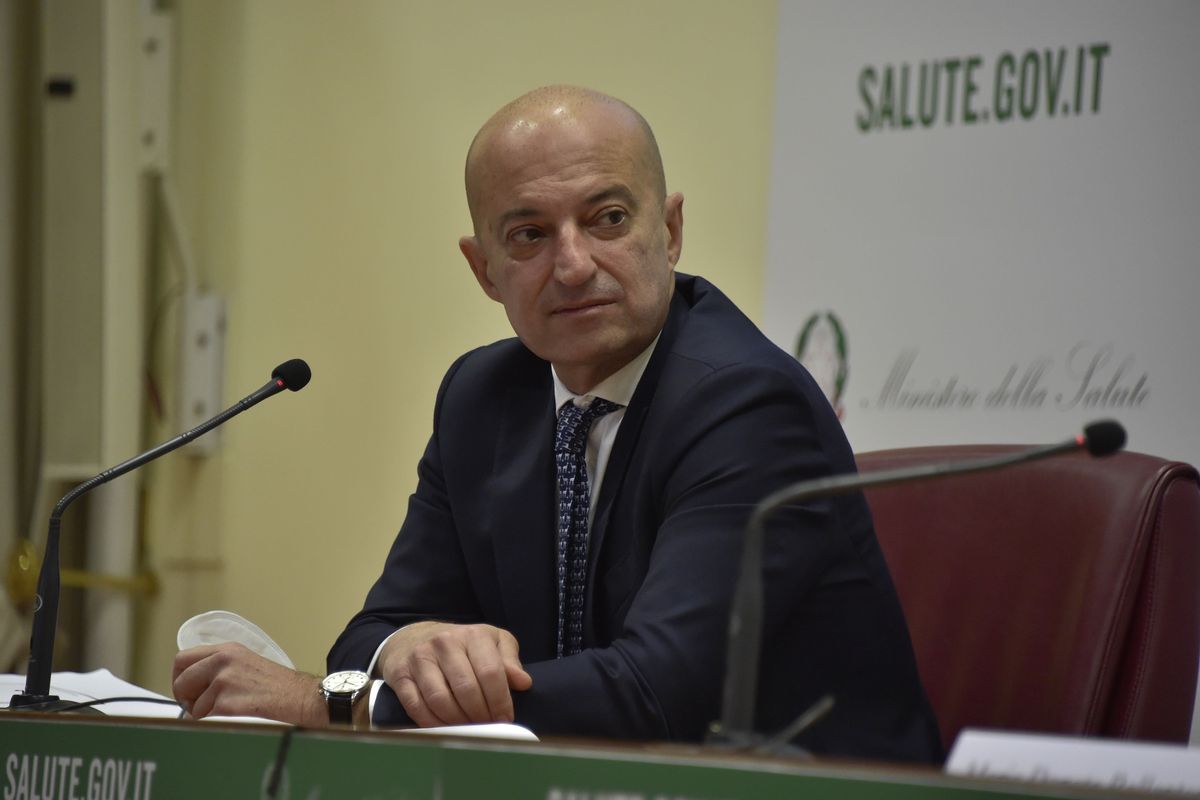 Il membro del Cts: «In pandemia colleghi più in tv che al lavoro»