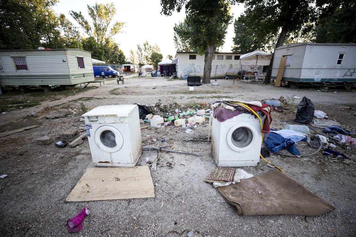 Per liberare i rom da miseria e illegalità bisogna smantellare tutti i campi nomadi