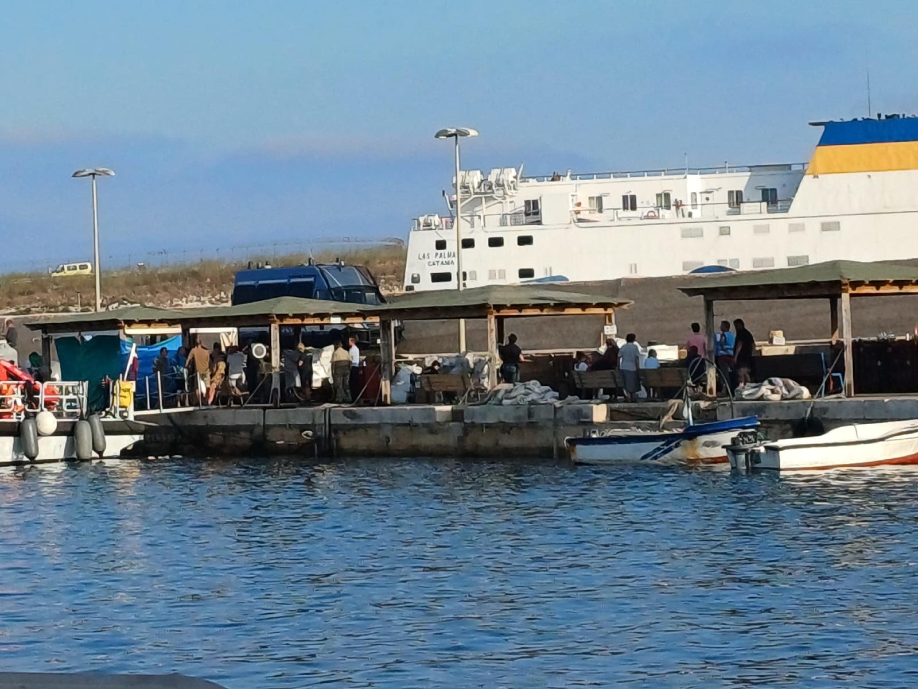 Le Ong si inventano il blocco a Lampedusa