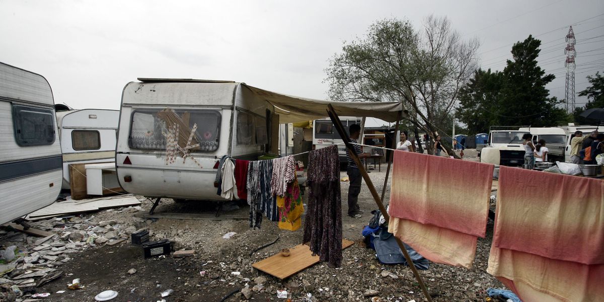 Per i nomadi buttiamo troppi soldi. Le Ong: «Siamo il Paese dei campi»