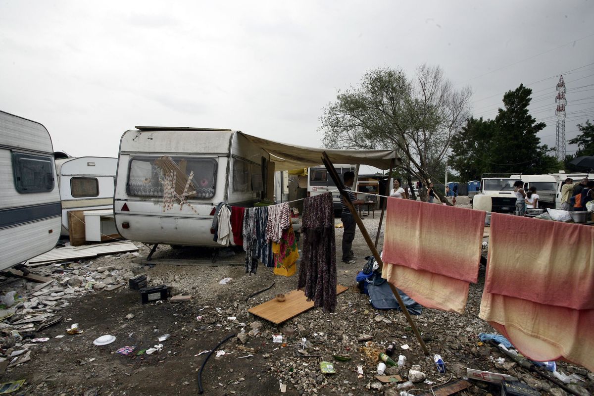 Per i nomadi buttiamo troppi soldi. Le Ong: «Siamo il Paese dei campi»