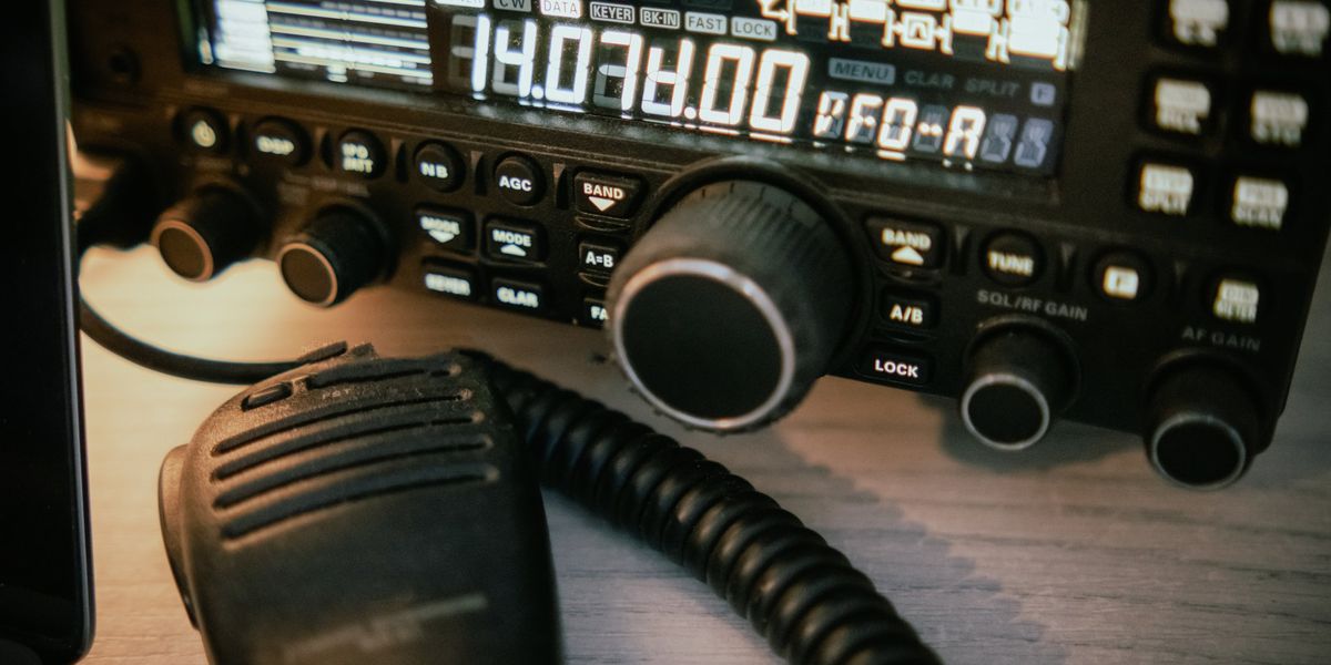 Onde dallo spazio e tasti antichi: il ritorno dei radioamatori