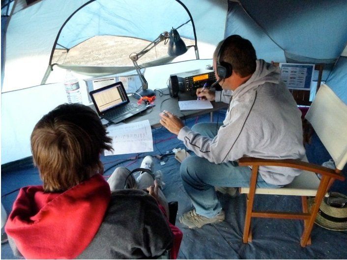 Onde dallo spazio e tasti antichi: il ritorno dei radioamatori