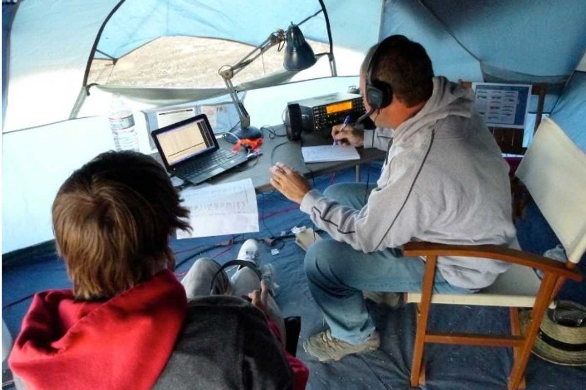 Onde dallo spazio e tasti antichi: il ritorno dei radioamatori