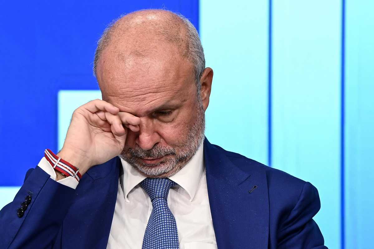 Schillaci è rimasto solo e ora valuta di dimettersi, ma il Colle lo ferma