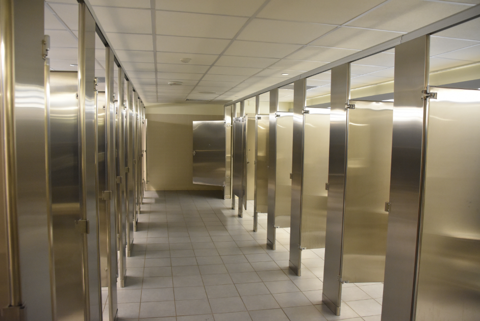 america, usa, american culture, europe, culture, americans, europeans, americans abroad, tourists, immigrants, bathrooms, bathroom stalls, privacy