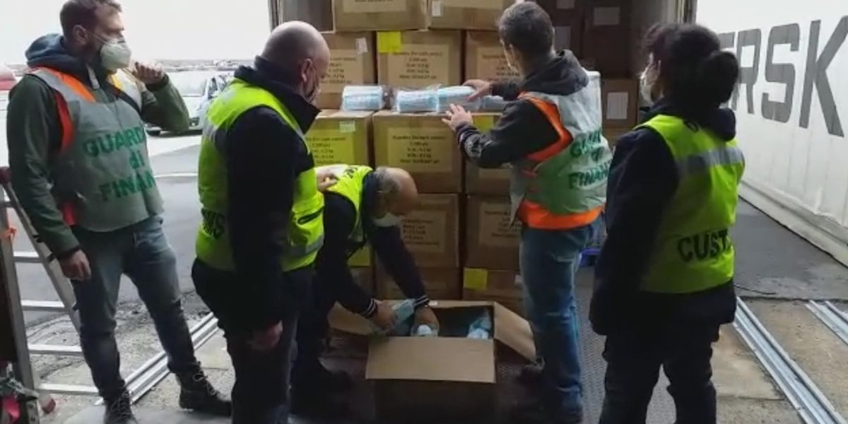 Dogane denunciate per le maschere: «Epidemia dolosa e depistaggio»