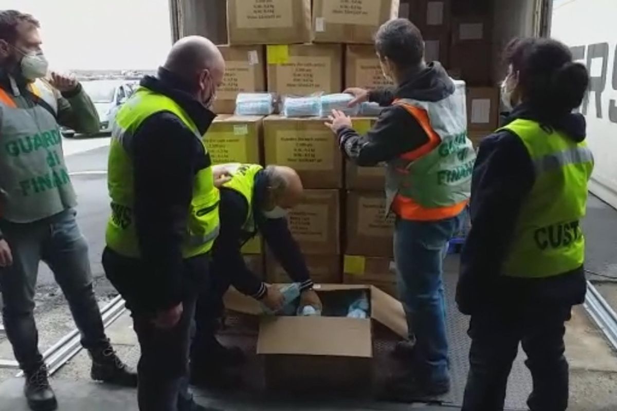 Dogane denunciate per le maschere: «Epidemia dolosa e depistaggio»