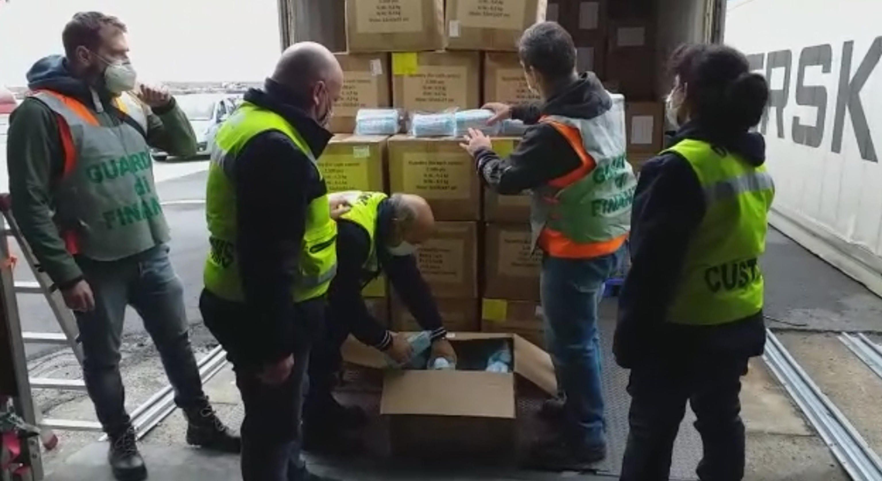 Dogane denunciate per le maschere: «Epidemia dolosa e depistaggio»