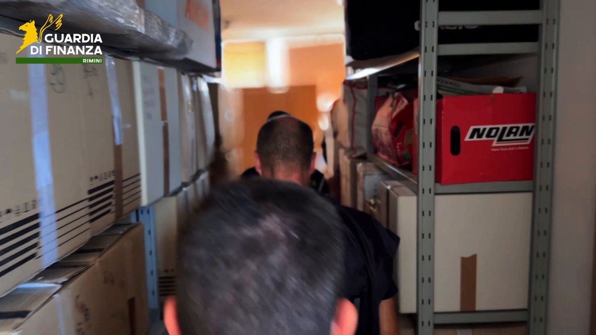 Rimini, colpo della GdF al commercio illegale di armi bianche