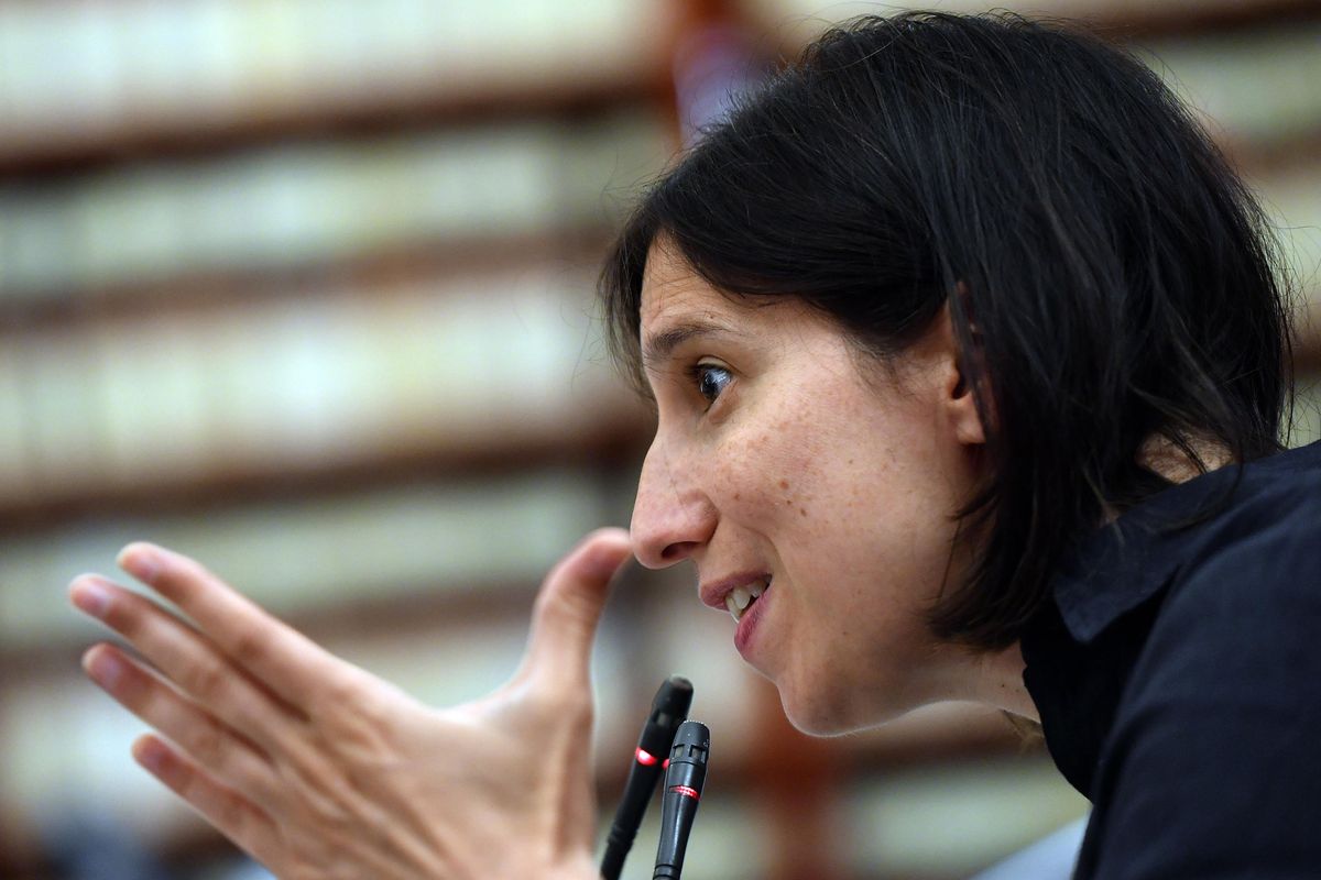 La Schlein lo difende, M5s scopre «la scienza»