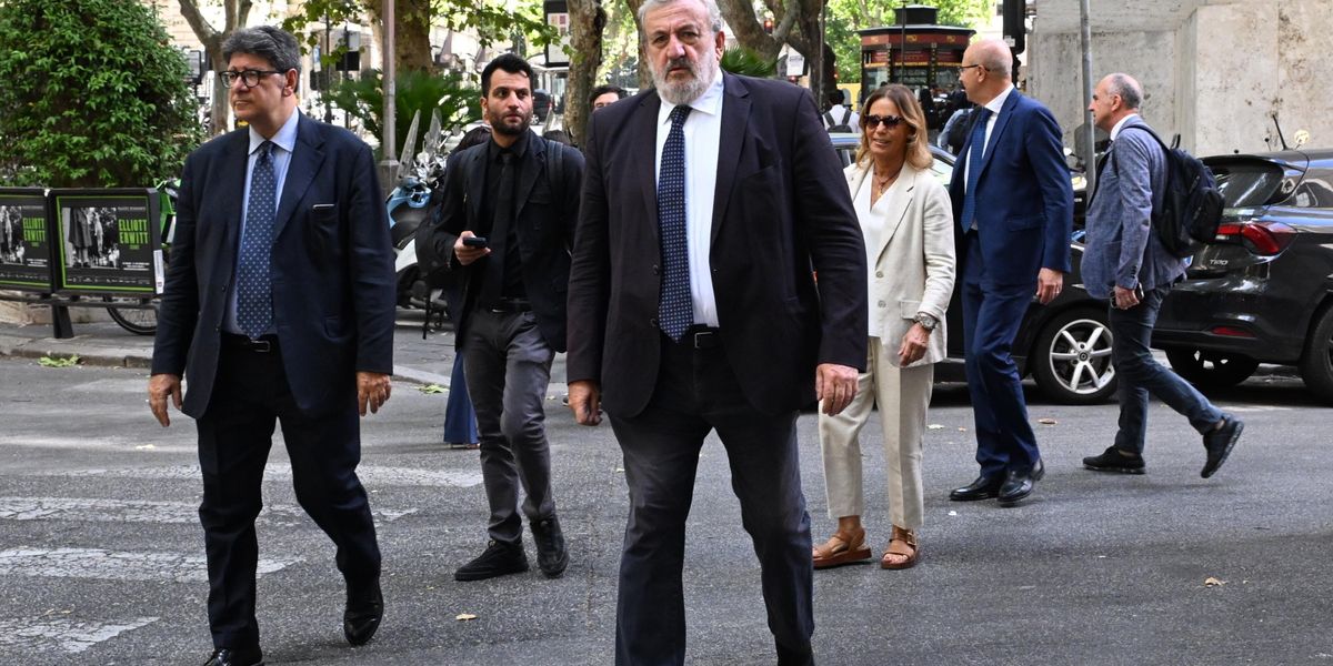 Emiliano rema contro, ma il salva Ilva è legge