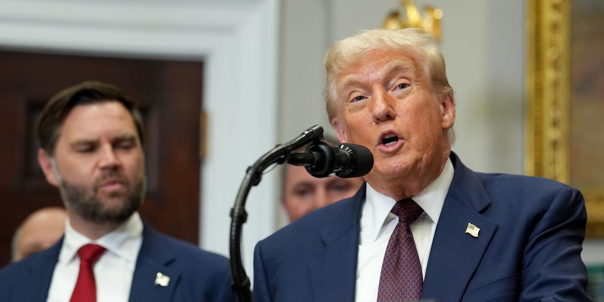 Trump firma l Trump firma l
