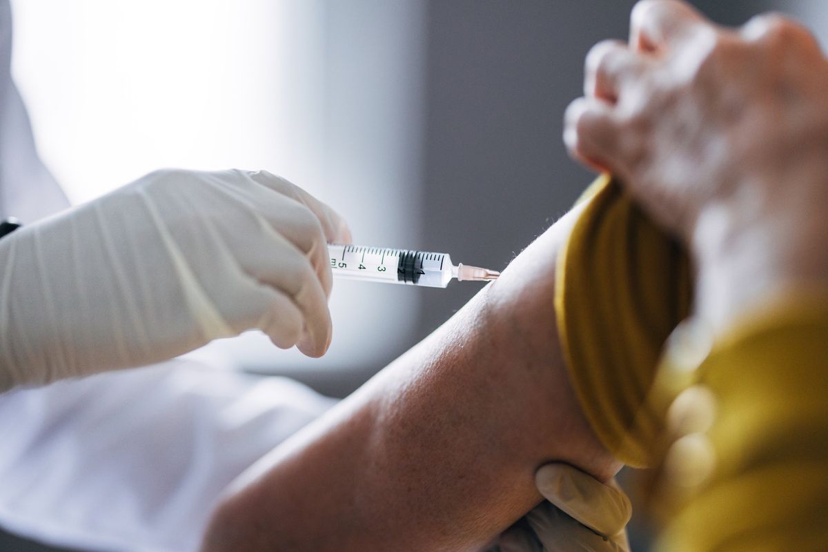 «Eventi avversi? Solo vox populi». Gedi irride i danneggiati dal vaccino