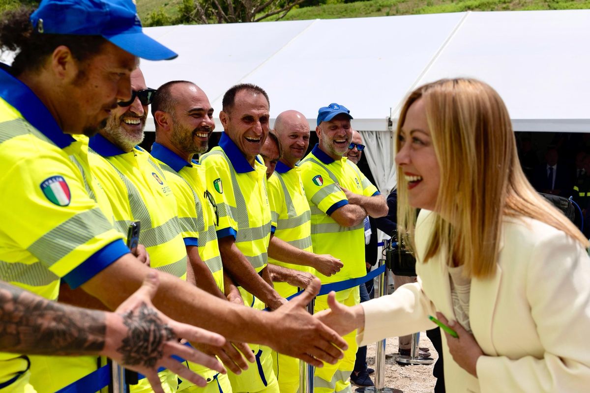 Marche, la Meloni porta lavoro. Il Pd sclera