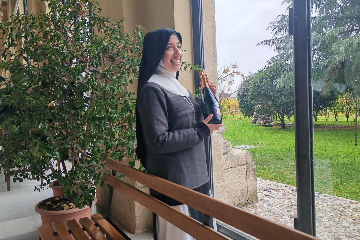 Da monaca di clausura a star social: ombre sulla nuova vita di suor Aline