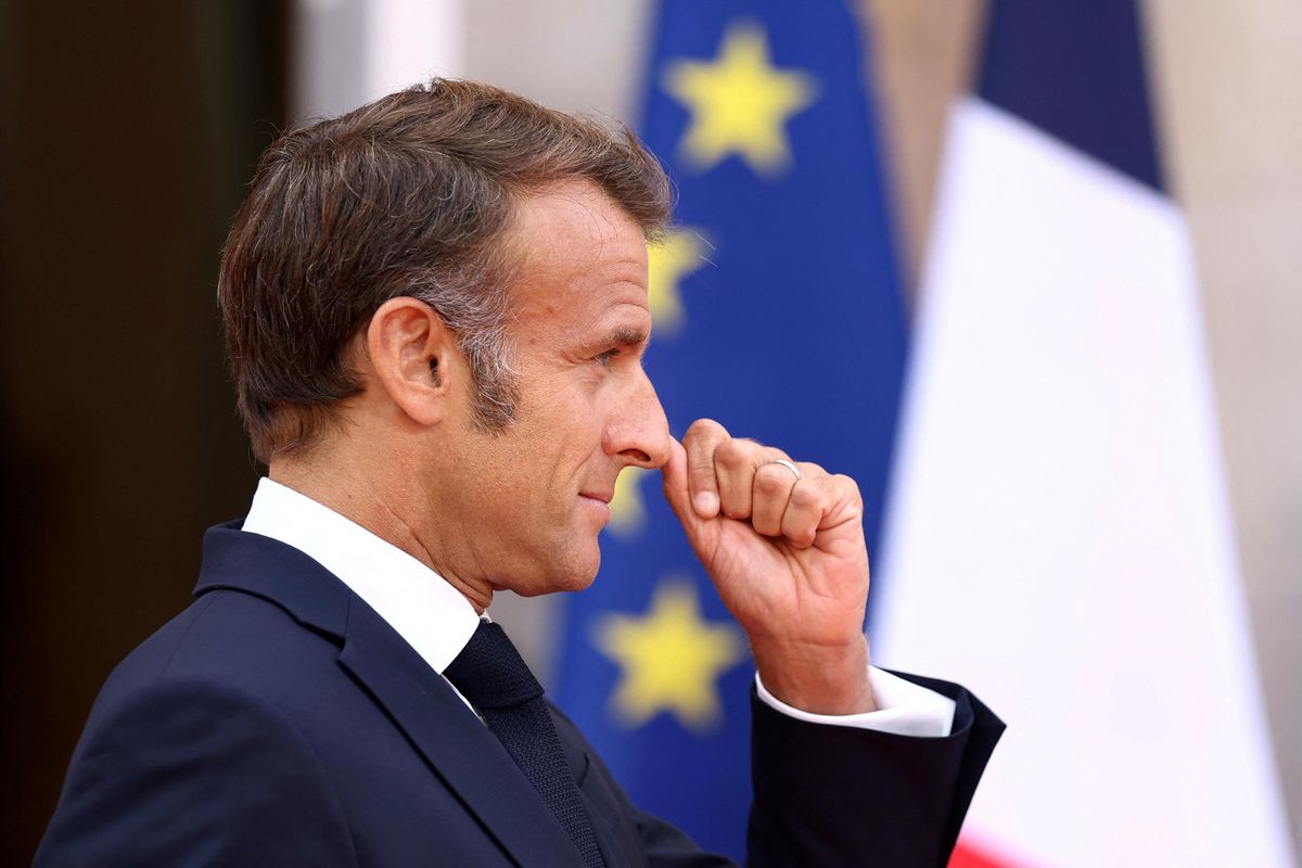 Mossa disperata di Macron: va a caccia di «responsabili» pur di salvare il governo