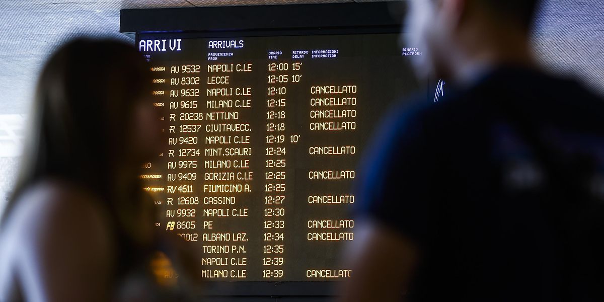 i sindacati provano a fermare l8217italia scioperi a catena trasporti a rischio