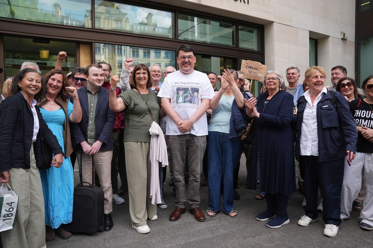 Regno Unito, triste declino: la satira sui trans vale l’arresto. «È totalitarismo»