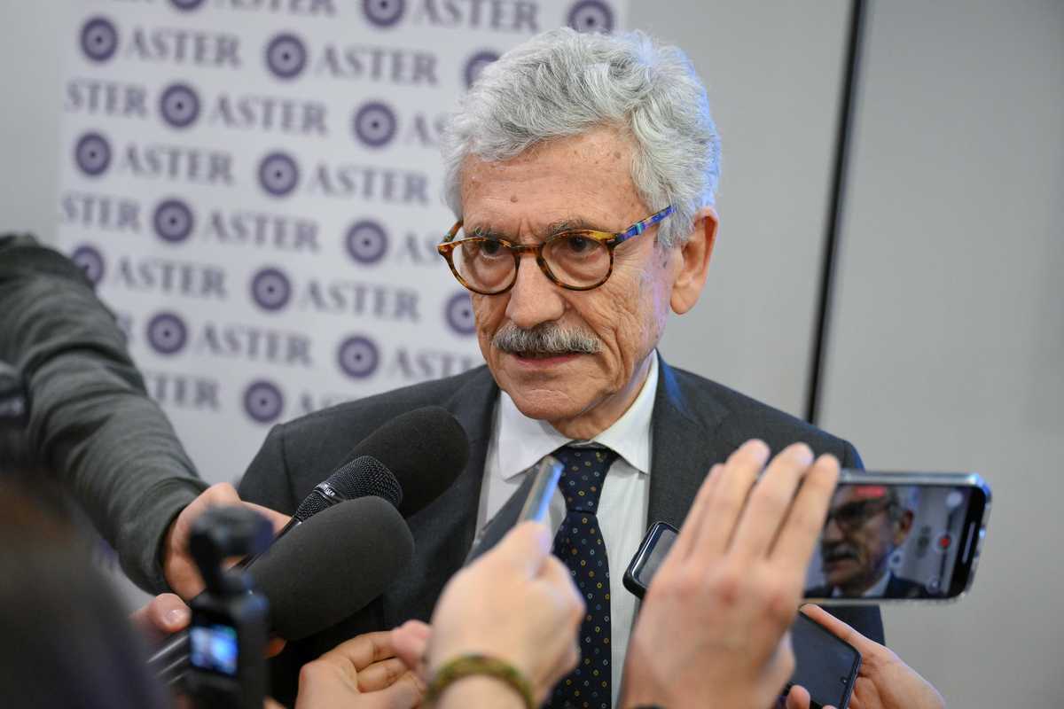 D’Alema si intrufola pure a Pechino e aiuta Xi a riscrivere la storia