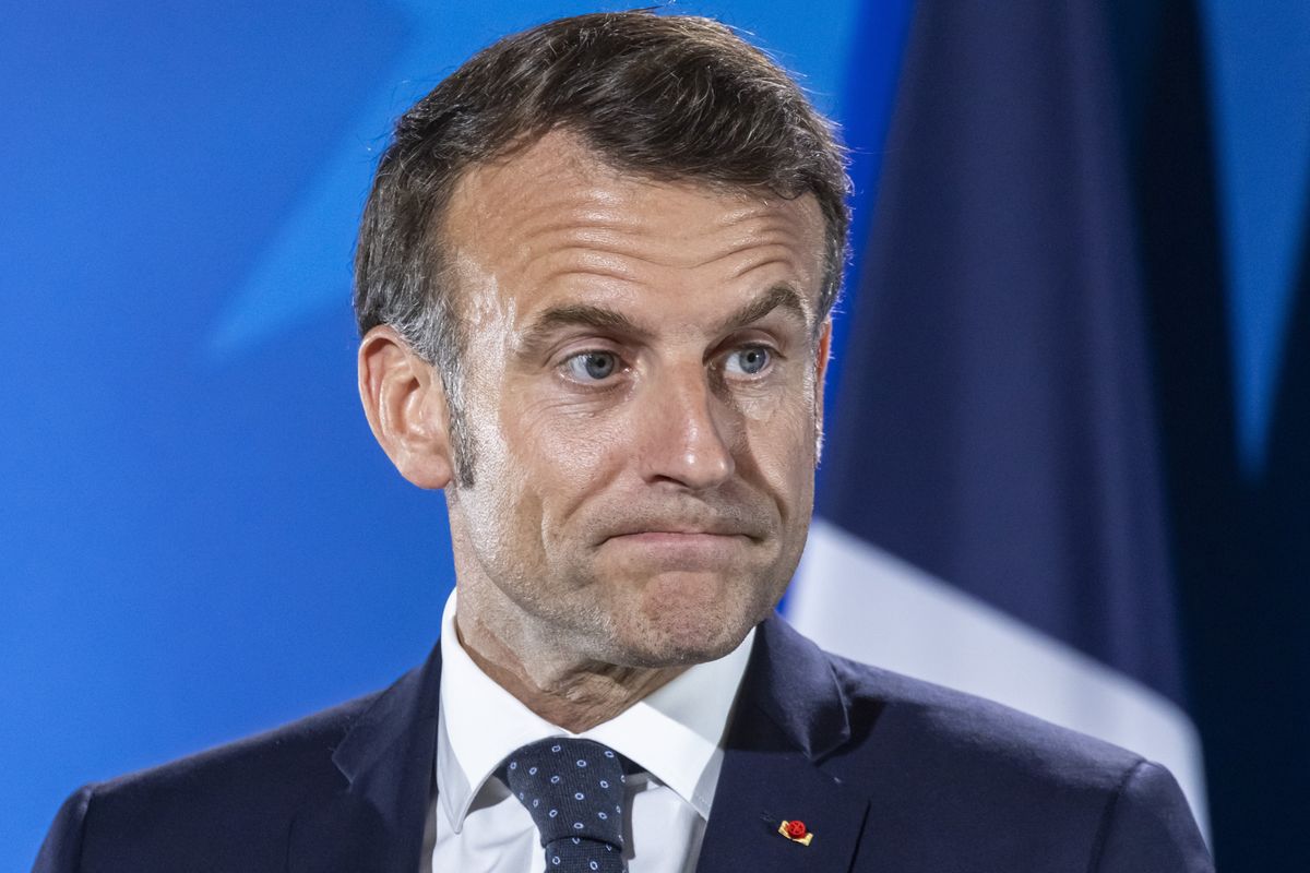 Macron chiede aiuto ai socialisti per evitare il voto se cade il governo