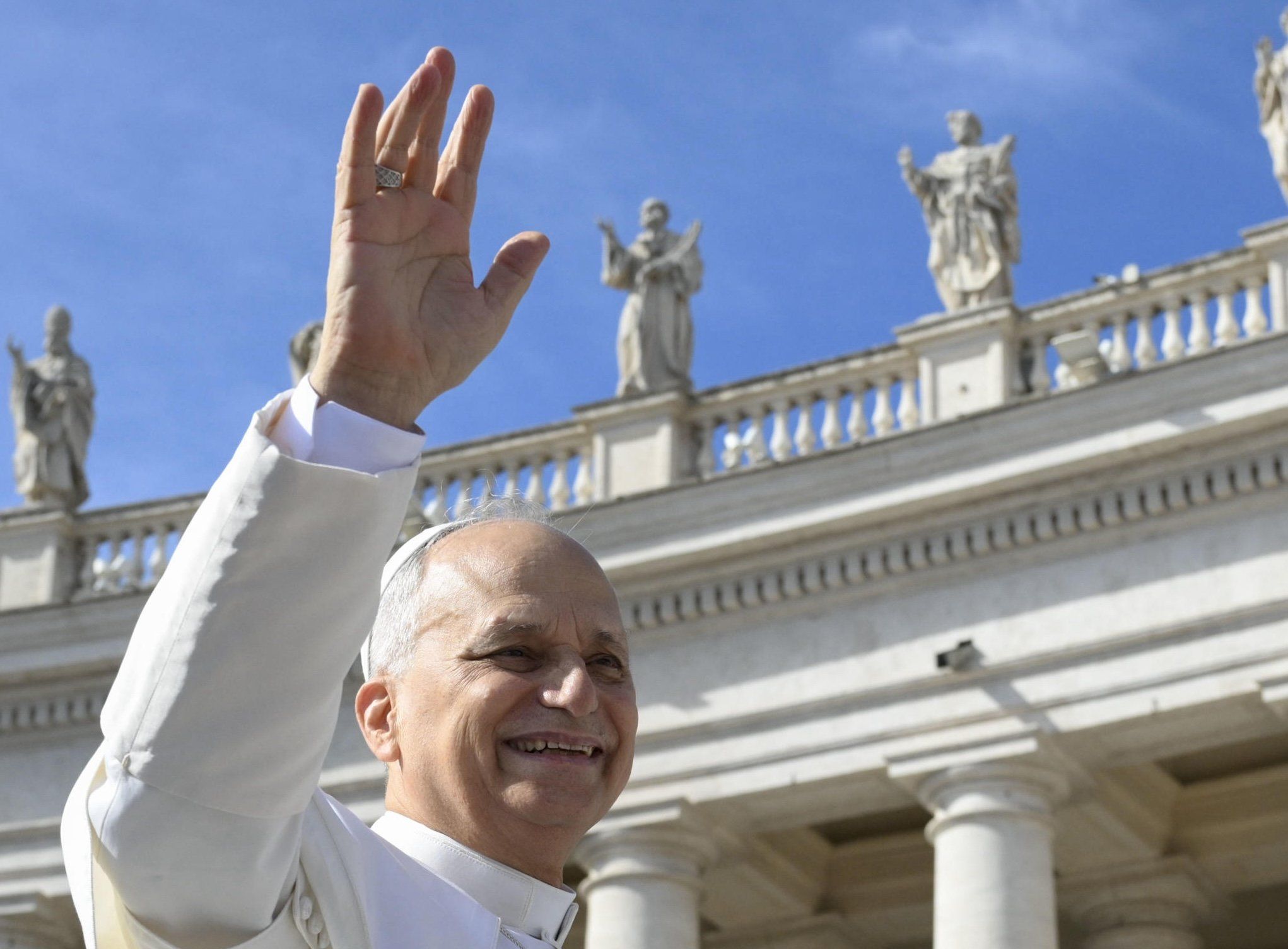 Papa Leone si sfila dal Giubileo arcobaleno