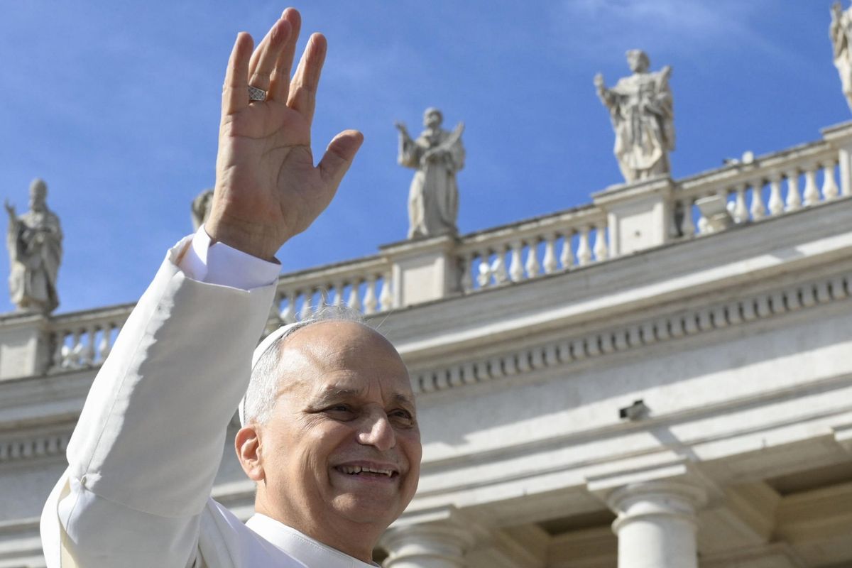 Papa Leone si sfila dal Giubileo arcobaleno