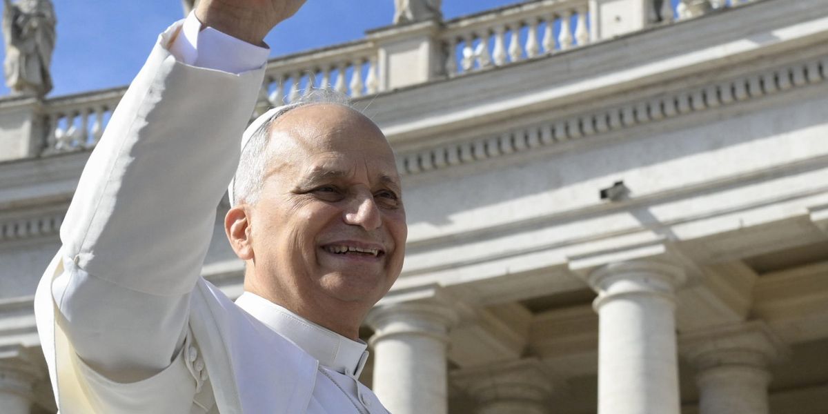 Papa Leone si sfila dal Giubileo arcobaleno