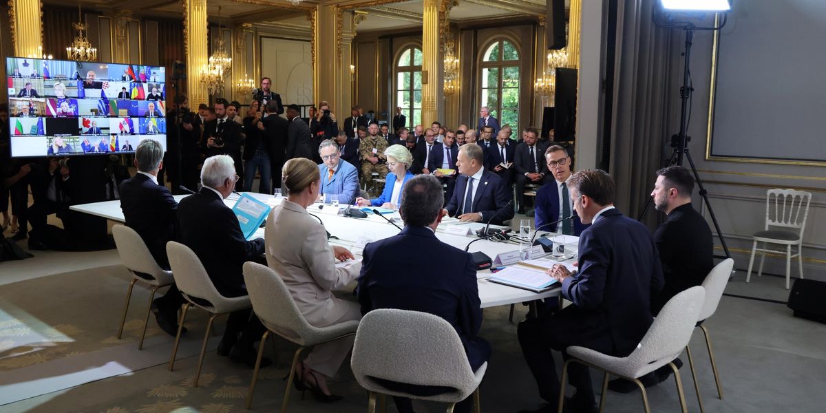 Macron offre a Kiev una armata fantasma «Gli Usa ci aiutano» Ma mollano il vertice Macron offre a Kiev una armata fantasma «Gli Usa ci aiutano» Ma mollano il vertice