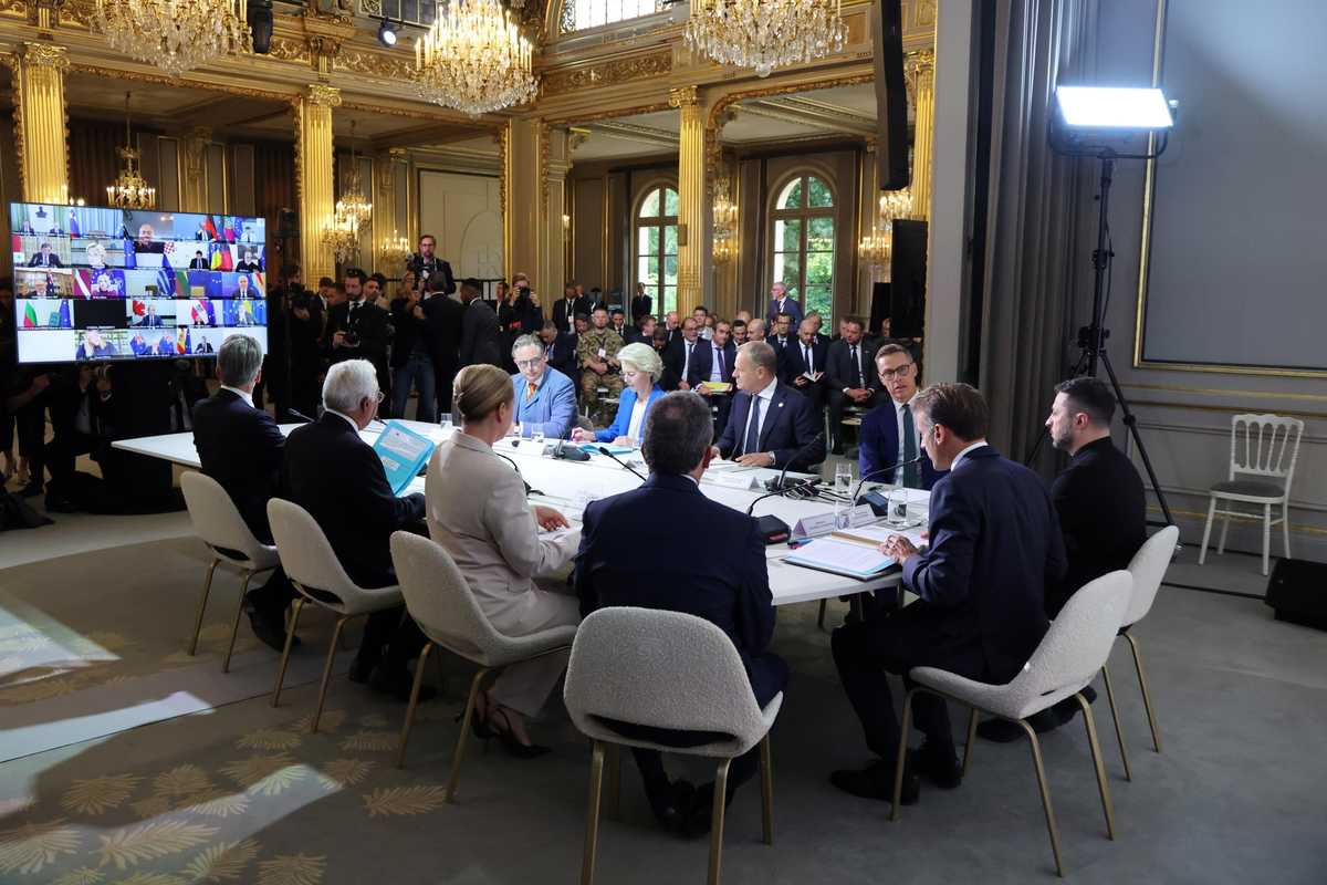 Macron offre a Kiev una armata fantasma: «Gli Usa ci aiutano». Ma mollano il vertice