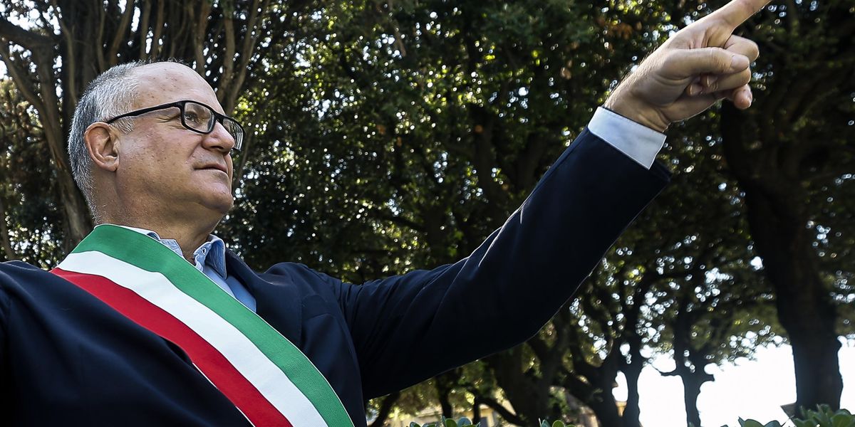 Roma, Gualtieri fa la guerra all’auto: limiti di 30 all’ora e fasce «ecologiche» Roma, Gualtieri fa la guerra all’auto: limiti di 30 all’ora e fasce «ecologiche»