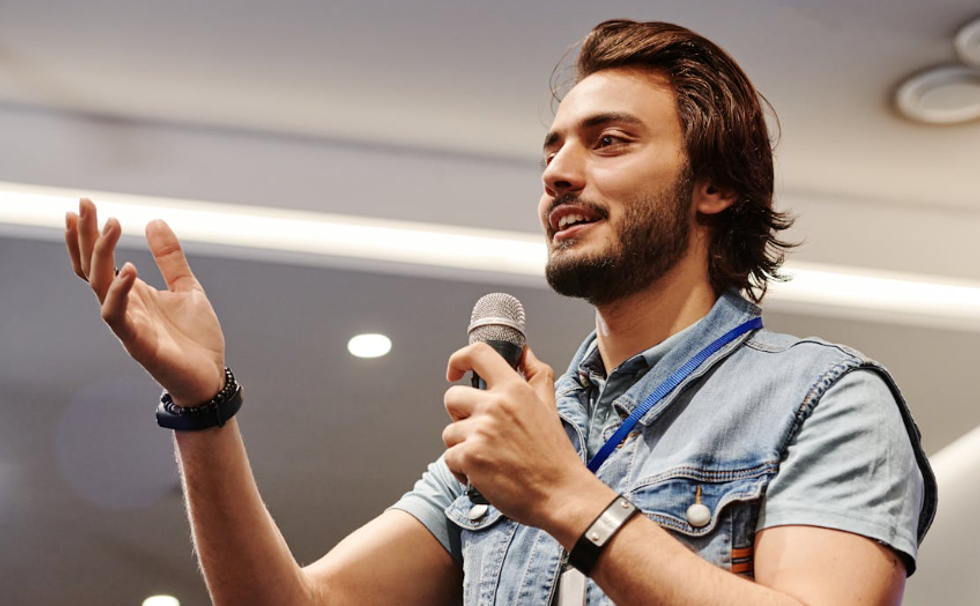 Communication expert says that captivating people use this 3-word phrase to grab attention