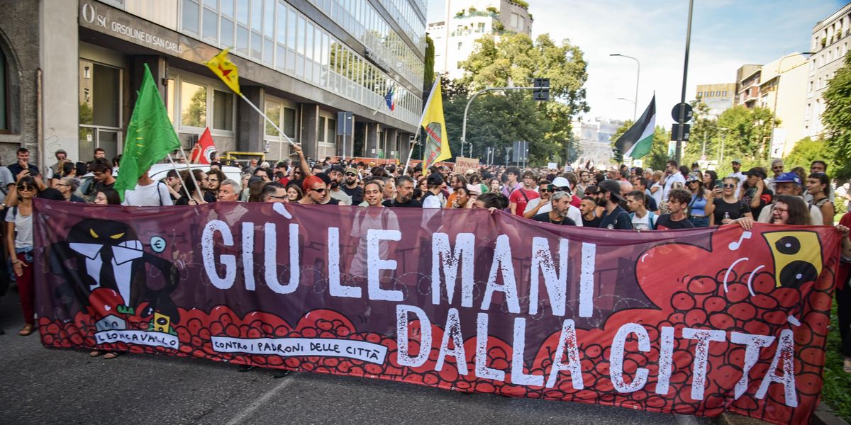 Cortocircuito Milano. Centri sociali (e Pd) in piazza contro Sala: «È un palazzinaro»