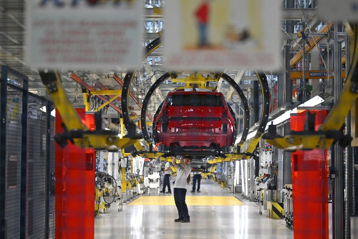 Stellantis fa auto quasi solo in Africa e «svende» in Serbia gli operai italiani