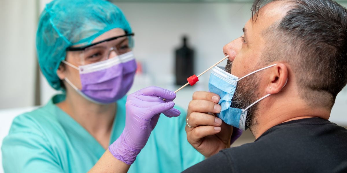 Nuovo allarme sul Covid: provoca raucedine Nuovo allarme sul Covid: provoca raucedine